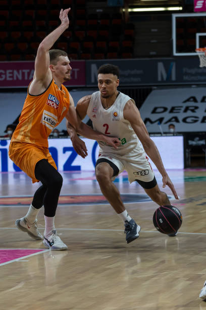 一个现实 一个现实