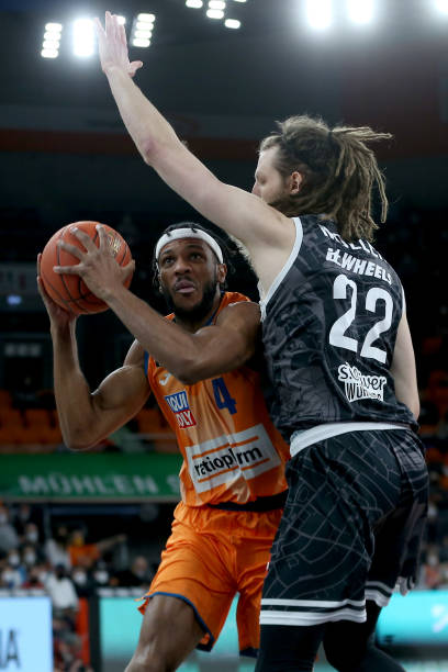 通过利用两 通过利用两